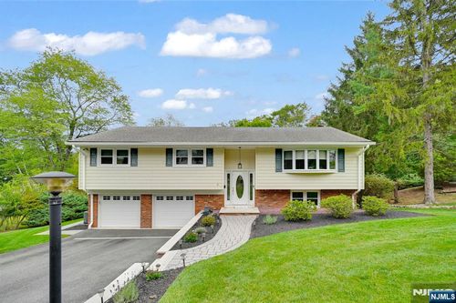 6 Queen Ct, Park Ridge, NJ, 07656-2217 | Card Image