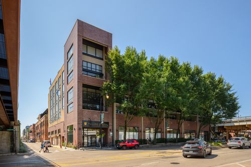 607-3946 Ravenswood Ave, Chicago, IL, 60613-5681 | Card Image