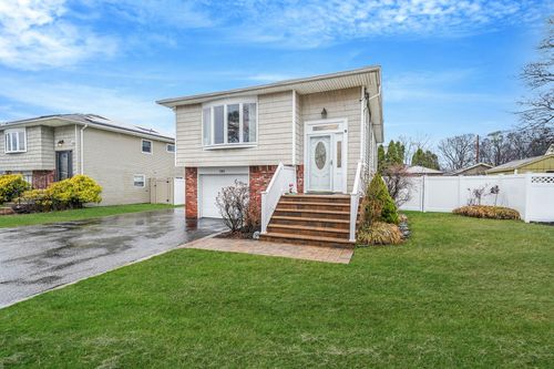 151 Sotzen Ave, Holbrook, NY, 11741-3224 | Card Image