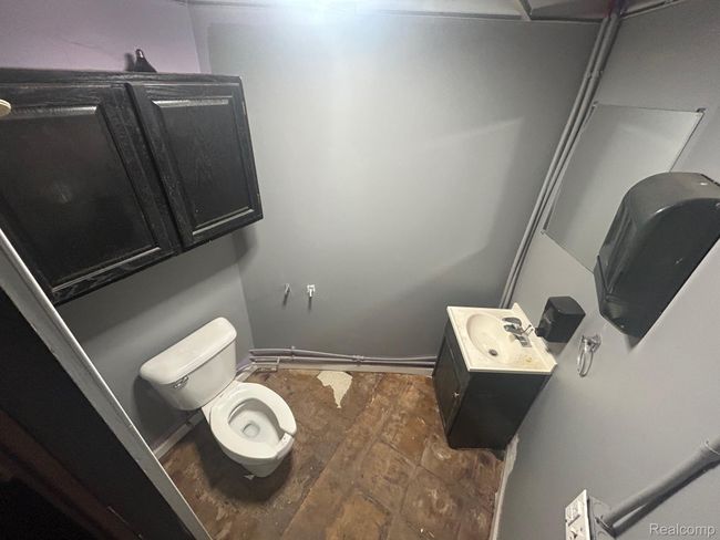 910 Half Bathroom | Image 28