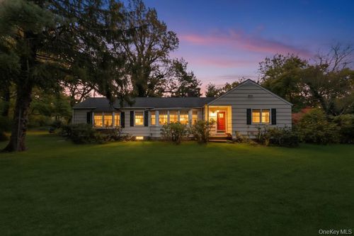 89 Van Brunt Manor Rd, Setauket, NY, 11733-3943 | Card Image