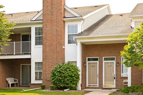 46257 Cavalier Dr, Macomb, MI, 48044-5217 | Card Image