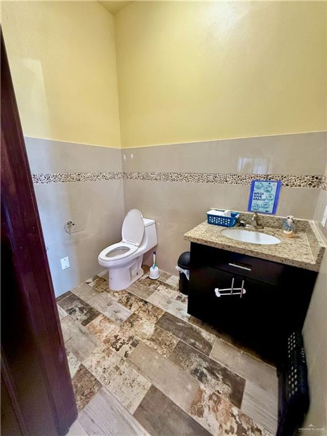 425 W Expressway 83, Home with 0 bedrooms, 0 bathrooms and 24 parking in Sullivan City TX | Image 10