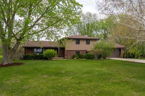 1102 Countryside Ln, Pontiac, IL, 61764-9681 | Card Image