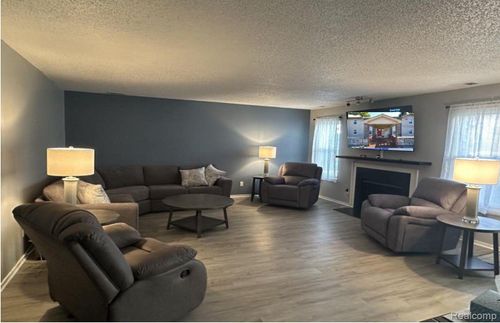 38-5086 Harbor Oak Dr, Waterford Twp, MI, 48329-1726 | Card Image