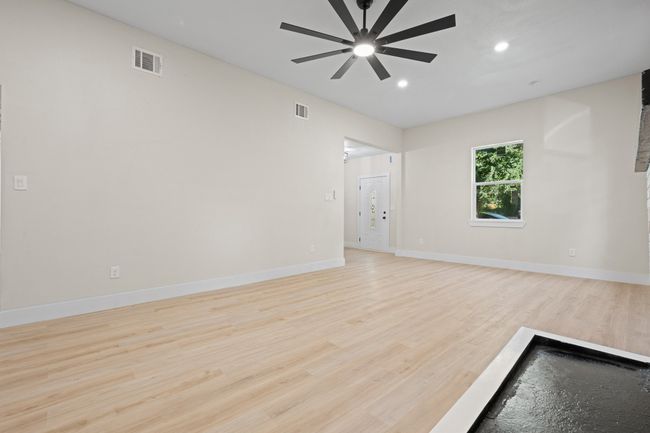310 N Walnut St, House other with 3 bedrooms, 2 bathrooms and null parking in Cleburne TX | Image 4
