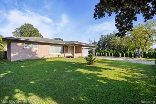 41544 Dequindre Rd, Sterling Heights, MI, 48314-3731 | Card Image