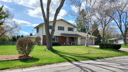 15415 W Fenway Dr, New Berlin, WI, 53151-5820 | Card Image