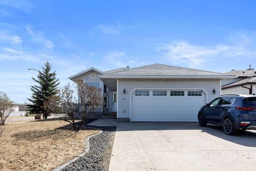 312 Bussieres Drive, Home with 4 bedrooms, 3 bathrooms and 4 parking in Fort Mcmurray AB | Card Image