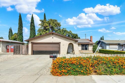 650 W H St, Dixon, CA, 95620-2204 | Card Image