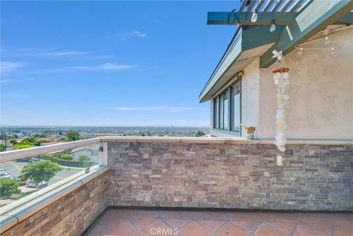 b-2215 Molino Ave, Signal Hill, CA, 90755-1126 | Card Image