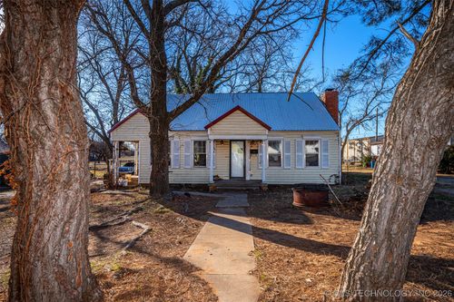 425 E Park Ave, Waurika, OK, 73573-2053 | Card Image