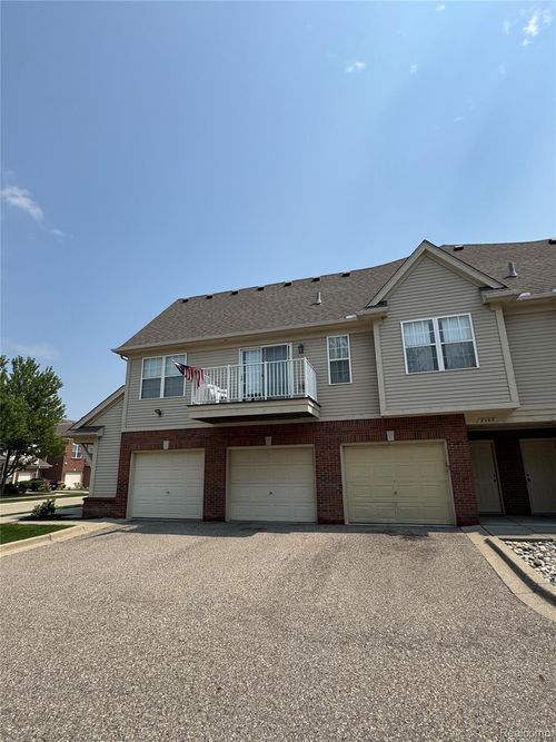 8469 Heywood Cir, Sterling Heights, MI, 48312-3505 | Card Image