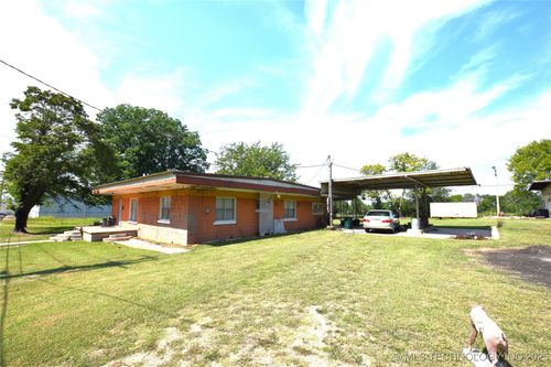 319 E Oak St, Stilwell, OK, 74960-4015 | Card Image