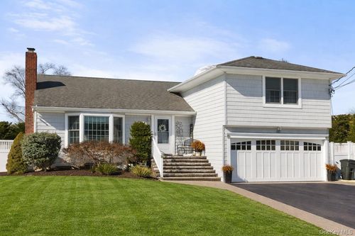 40 Wagstaff Ln, West Islip, NY, 11795-4623 | Card Image
