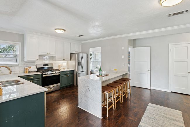 Plenty of space here to flex a coffee bar, a desk, another table... | Image 16