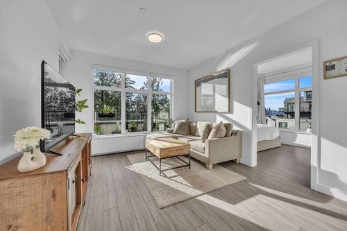 205-733 E 3rd St, North Vancouver, BC, V7L1G8 | Card Image