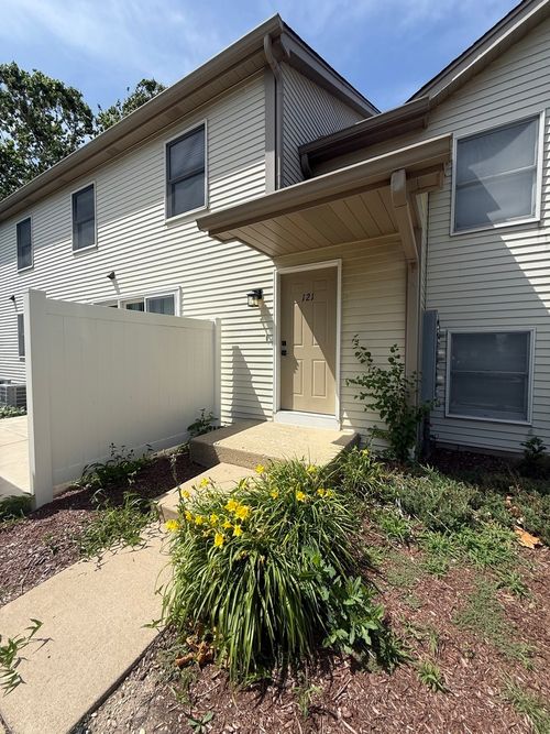 121 Spuhler Dr, Batavia, IL, 60510-1624 | Card Image
