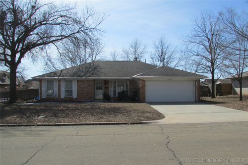 1025 E 12th St, Cushing, OK, 74023-5229 | Card Image
