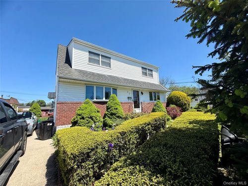 22 Beach Ave, Copiague, NY, 11726-5202 | Card Image