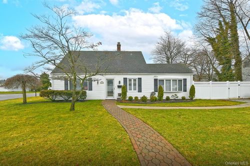 38 Moss Ln, Levittown, NY, 11756-2523 | Card Image