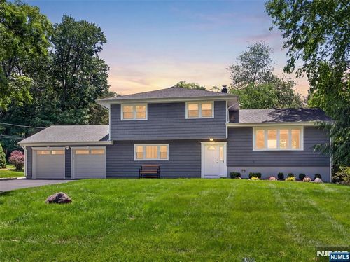 7 Willow Brook Rd, Hillsdale, NJ, 07642-1712 | Card Image