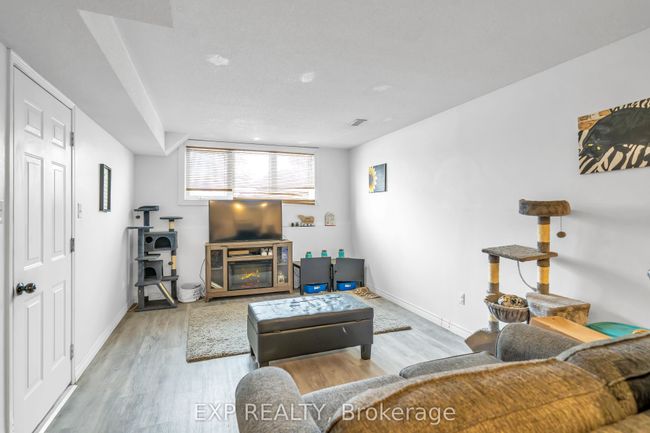 679 Frobisher Crt, House attached with 5 bedrooms, 3 bathrooms and 4 parking in Oshawa ON | Image 27