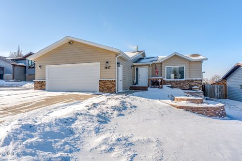 1617 12th Ave Se, Mandan, ND, 58554-4860 | Card Image