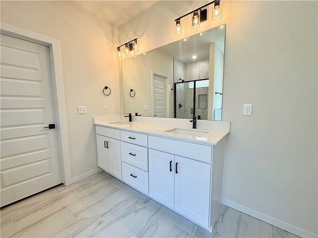 The double sinks offer ample space for getting ready and create a functional and stylish design. | Image 12