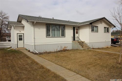 551 4th Street W, Shaunavon, SK, S0N2M0 | Card Image