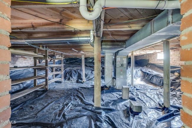 new vapor barrier in large crawl space | Image 29