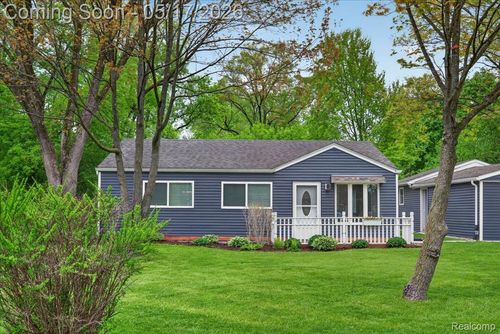 7044 Felix Dr, Clarkston, MI, 48346-2614 | Card Image