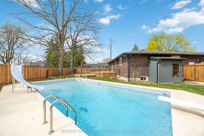12 Sunset Ave, House other with 5 bedrooms, 2 bathrooms and 8 parking in Warwick ON | Image 35