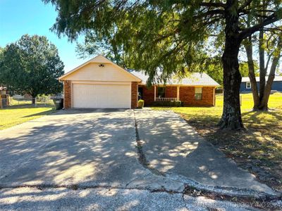 301 Ashwood Circle, House other with 3 bedrooms, 2 bathrooms and null parking in Henryetta OK | Image 1