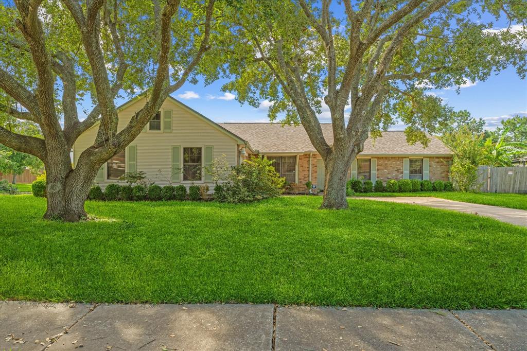 Castlewood Ave, Friendswood, TX 77546