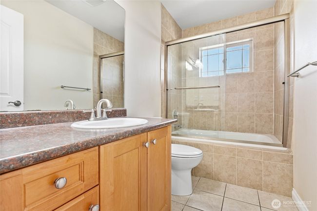 Upper bathroom | Image 24