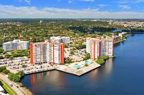 712e-1351 Ne Miami Gardens Dr, Miami, FL, 33179-4896 | Card Image
