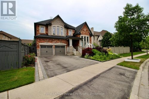 39 Dalmeny Drive, Brampton (Credit Valley), ON, L6X2Y4 | Card Image