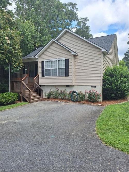 113 Bell Dr, Thomasville, NC, 27360-8996 | Card Image