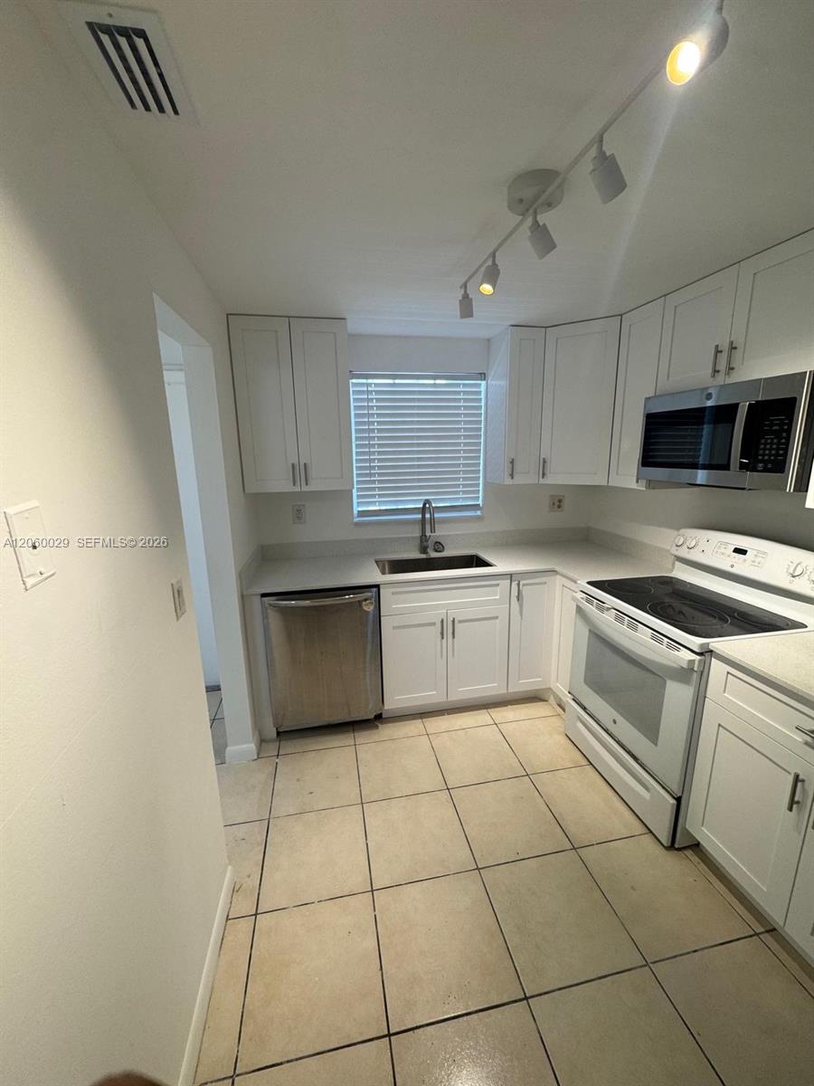 Residential Lease in Pembroke Pines 2
