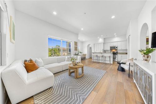 71 Nature, Irvine, CA, 92620-3828 | Card Image