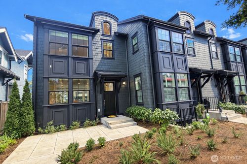 24-2111 9th Ave W, Seattle, WA, 98119 | Card Image