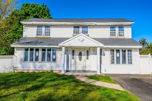 147 Branch Ave, Central Islip, NY, 11722-3525 | Card Image