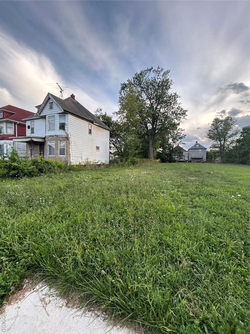 2575 Harding St, Detroit, MI, 48214-3128 | Card Image