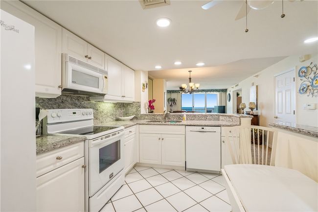 APT-9-5 - 5051 N Highway A1a, House attached with 2 bedrooms, 2 bathrooms and null parking in Hutchinson Island FL | Image 11