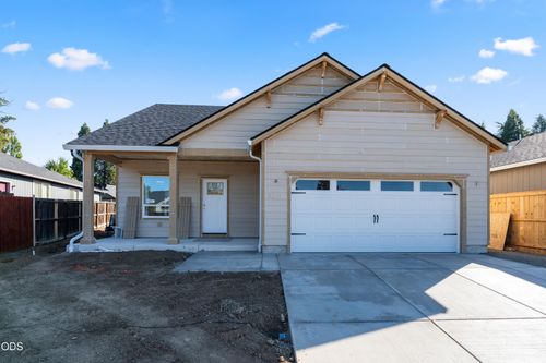 2211 Piazza Dr, Medford, OR, 97501-4162 | Card Image