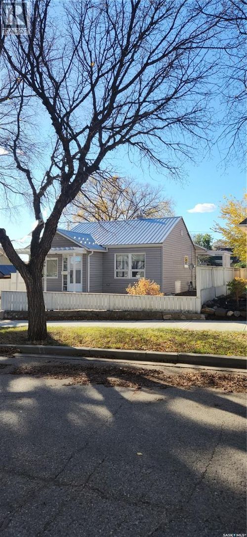 1146 Willow Ave, Moose Jaw, SK, S6H1G8 | Card Image