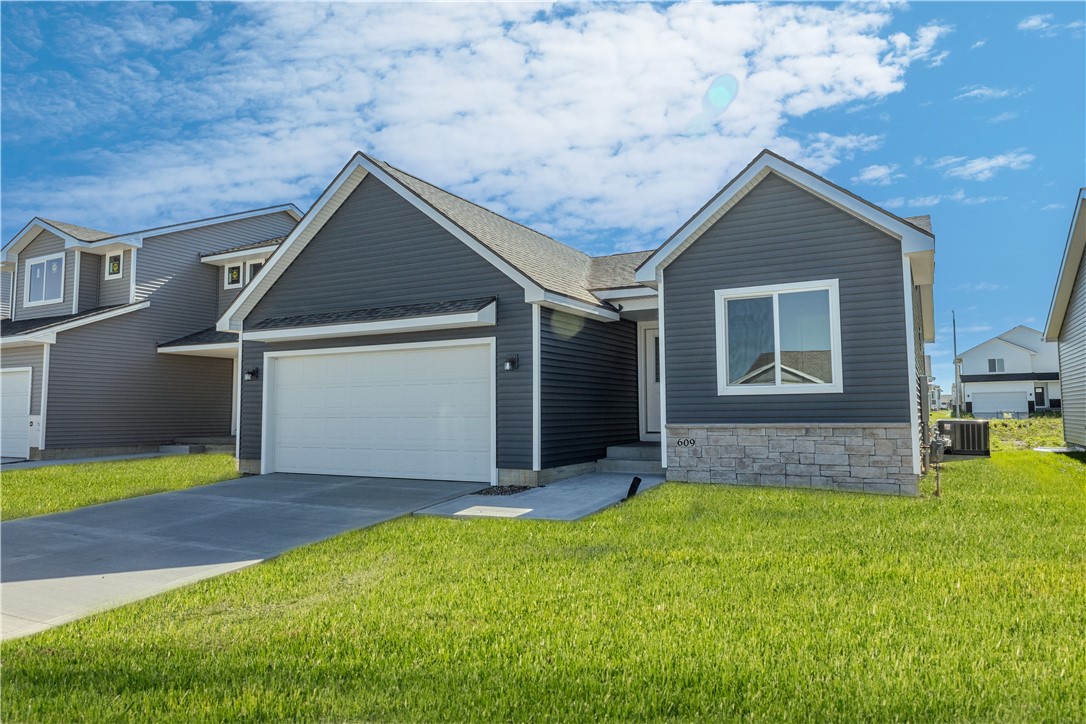 Meadow Landing Dr, Ankeny, IA 50021
