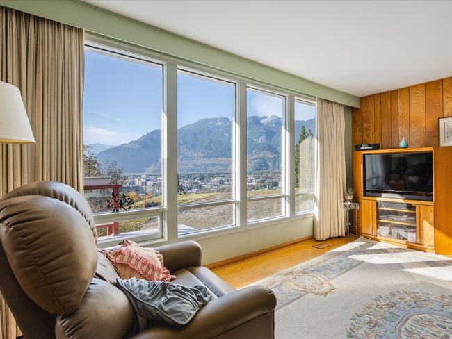 38255 Vista Crescent, House other with 4 bedrooms, 2 bathrooms and 6 parking in Squamish BC | Image 5