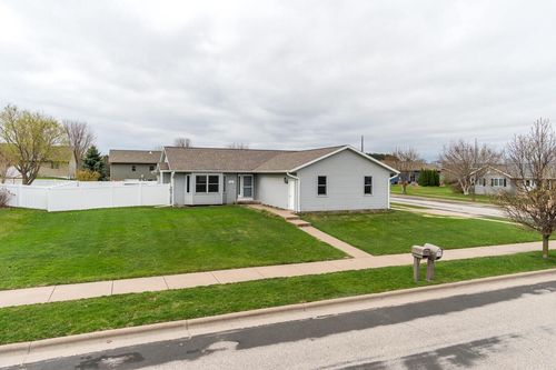 812 Silver Drive, Holmen, WI, 54636 | Card Image